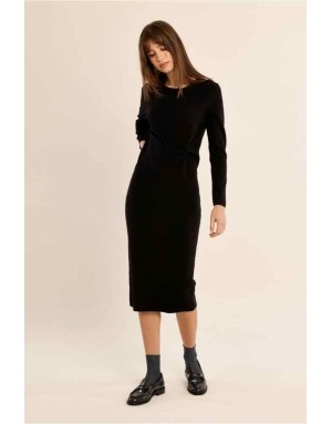 Robe longue en maille ajustée, détail noué sur le côté, disponible en noir uni ou en rayures noir et blanc.Réf : E1807EN