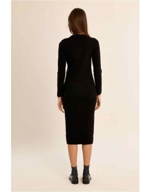 Robe longue en maille ajustée, détail noué sur le côté, disponible en noir uni ou en rayures noir et blanc.Réf : E1807EN