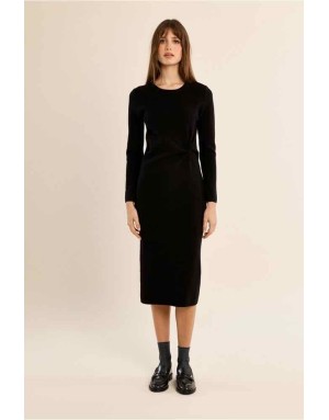 Robe longue en maille ajustée, détail noué sur le côté, disponible en noir uni ou en rayures noir et blanc.Réf : E1807EN