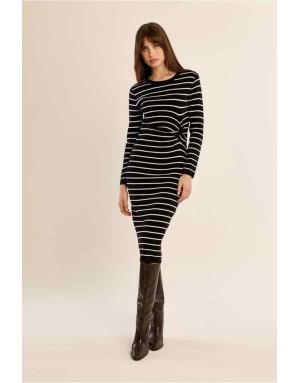 Robe longue en maille ajustée, détail noué sur le côté, disponible en noir uni ou en rayures noir et blanc.Réf : E1807EN