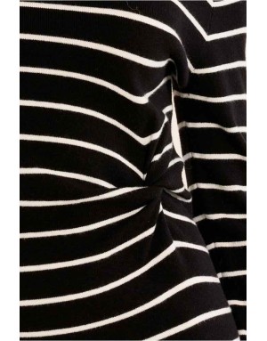 Robe longue en maille ajustée, détail noué sur le côté, disponible en noir uni ou en rayures noir et blanc.Réf : E1807EN
