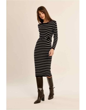 Robe longue en maille ajustée, détail noué sur le côté, disponible en noir uni ou en rayures noir et blanc.Réf : E1807EN