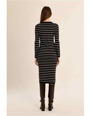 Robe longue en maille ajustée, détail noué sur le côté, disponible en noir uni ou en rayures noir et blanc.Réf : E1807EN