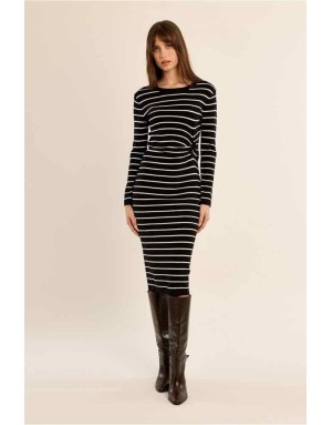 Robe longue en maille ajustée, détail noué sur le côté, disponible en noir uni ou en rayures noir et blanc.Réf : E1807EN