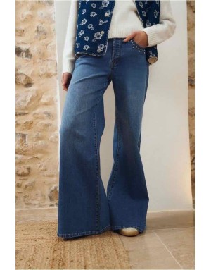 denim large à la coupe boot cut flare, clous argentés sur les poches - Référence : ES191EH