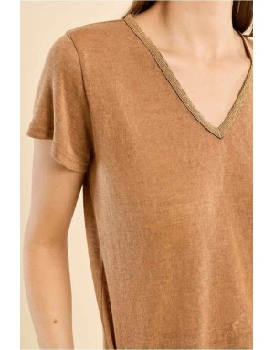 Tee-shirt aspect lin, encolure perles dorées, coloris camel — Référence : T427EN