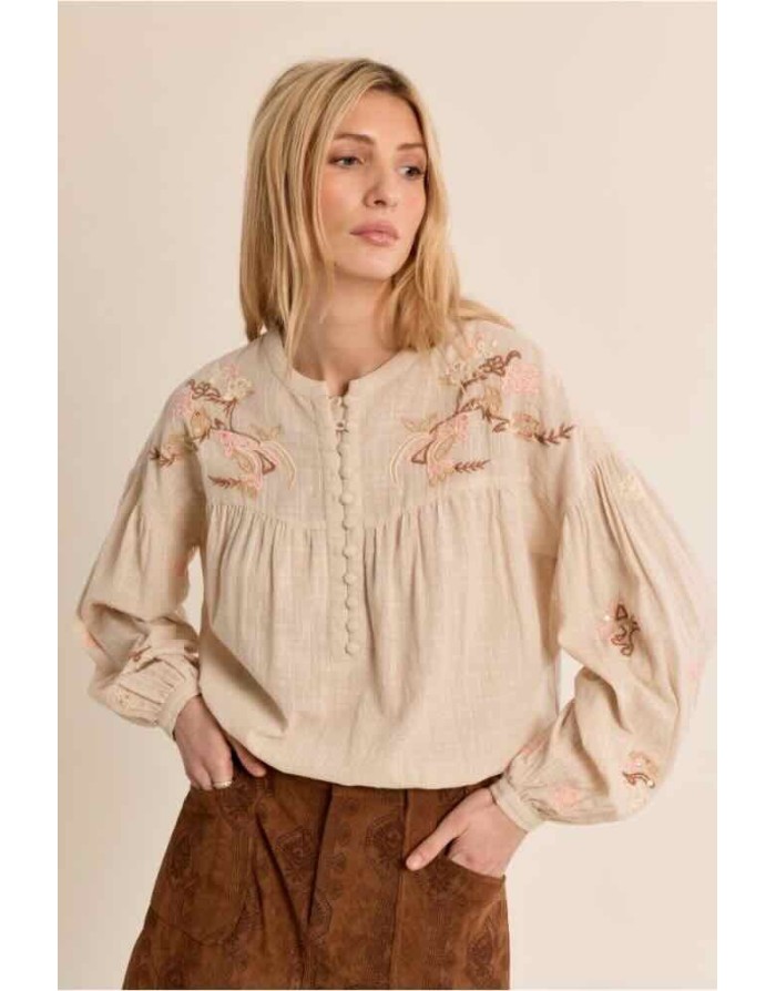 Blouse écrue en coton, brodée de motifs floraux parsemés de sequins discrets Référence : ZP147EH