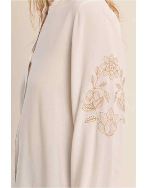 chemise blanc cassé col mao, broderies florales sur la manche Référence : ZM148EH