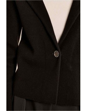 veste blazer courte en maille noire, col classique et fermeture par un bouton. Référence : LA2011EN