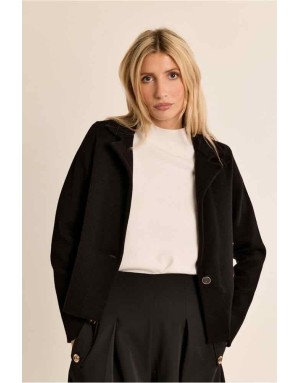 veste blazer courte en maille noire, col classique et fermeture par un bouton. Référence : LA2011EN