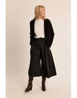 veste blazer courte en maille noire, col classique et fermeture par un bouton. Référence : LA2011EN
