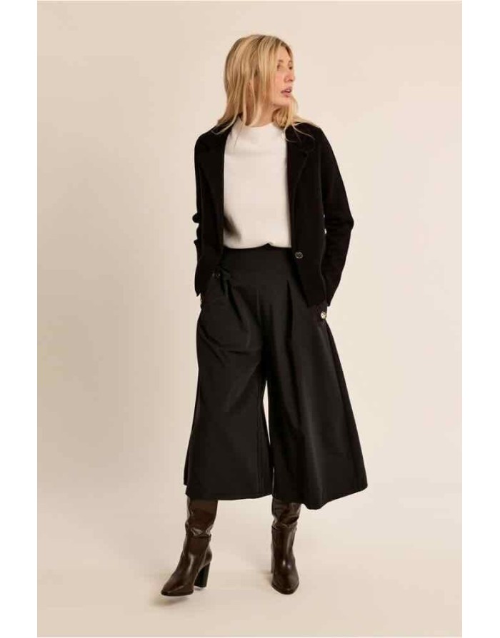 veste blazer courte en maille noire, col classique et fermeture par un bouton. Référence : LA2011EN