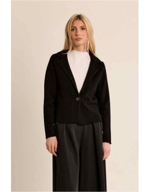 veste blazer courte en maille noire, col classique et fermeture par un bouton. Référence : LA2011EN