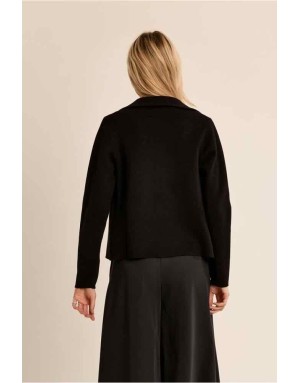 veste blazer courte en maille noire, col classique et fermeture par un bouton. Référence : LA2011EN