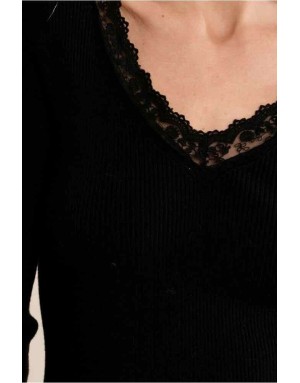 Top ajusté en maille côtelée, à l'encolure V bordée de dentelle, coloris noir. Référence : LA2014EN
