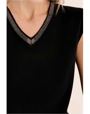 Top noir sans manches en maille, encolure en V bordée de strass argentés. Référence : LAF137EN