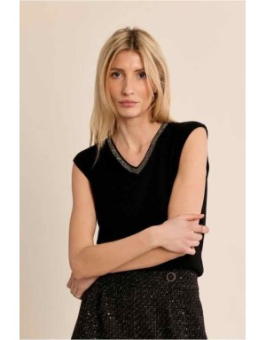 Top noir sans manches en maille, encolure en V bordée de strass argentés. Référence : LAF137EN