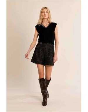 Top noir sans manches en maille, encolure en V bordée de strass argentés. Référence : LAF137EN