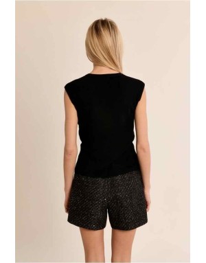 Top noir sans manches en maille, encolure en V bordée de strass argentés. Référence : LAF137EN