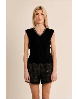 Top noir sans manches en maille, encolure en V bordée de strass argentés. Référence : LAF137EN