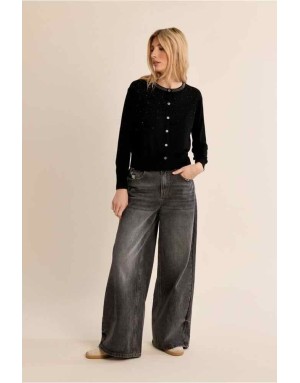 gilet noir en maille, à l'encolure ronde strassée et semé de strass sur le buste. Référence : LAF142EN