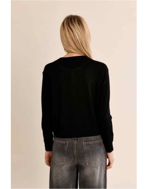 gilet noir en maille, à l'encolure ronde strassée et semé de strass sur le buste. Référence : LAF142EN