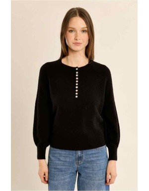 pull maille souple, encolure boutonnée de nacre,  Référence : LAS150EN