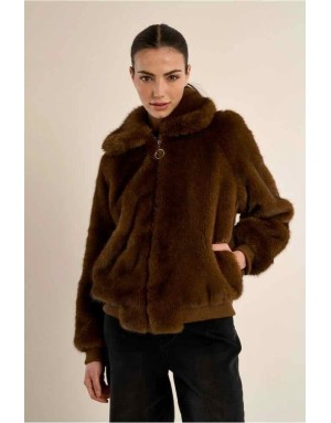 Veste fausse fourrure , large col, fermeture zippée , coloris marron . Référence : P1813BEH
