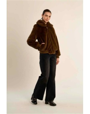 Veste fausse fourrure , large col, fermeture zippée , coloris marron . Référence : P1813BEH