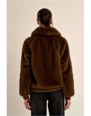 Veste fausse fourrure , large col, fermeture zippée , coloris marron . Référence : P1813BEH