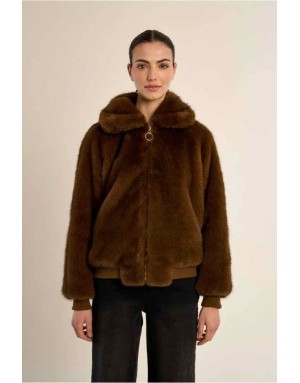 Veste fausse fourrure , large col, fermeture zippée , coloris marron . Référence : P1813BEH