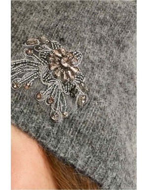 Bonnet en maille douce et duveteuse, orné d'une broche brodée de strass. Référence : B322EH