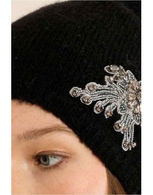 Bonnet en maille douce et duveteuse, orné d'une broche brodée de strass, Référence : B322EH