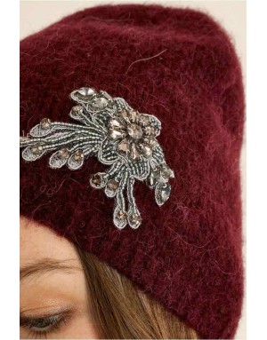 Bonnet en maille douce et duveteuse, orné d'une broche brodée de strass, Référence : B322EH