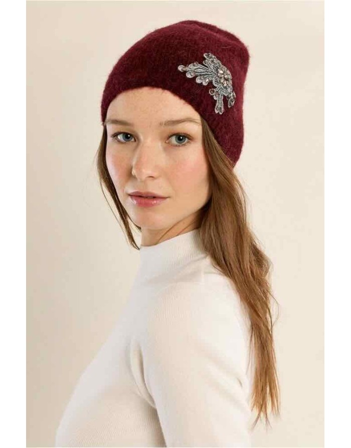 Bonnet en maille douce et duveteuse, orné d'une broche brodée de strass, Référence : B322EH