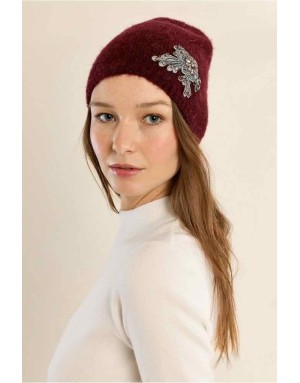 Bonnet en maille douce et duveteuse, orné d'une broche brodée de strass, Référence : B322EH