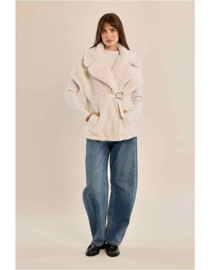 Veste cintrée en fausse fourrure blanc cassé, Référence : HA109BEH