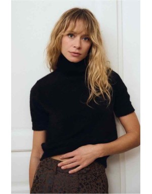 Pull manches courtes, maille duveteuse façon doudou, col roulé et coupe ajustée. Référence : LA2021EN