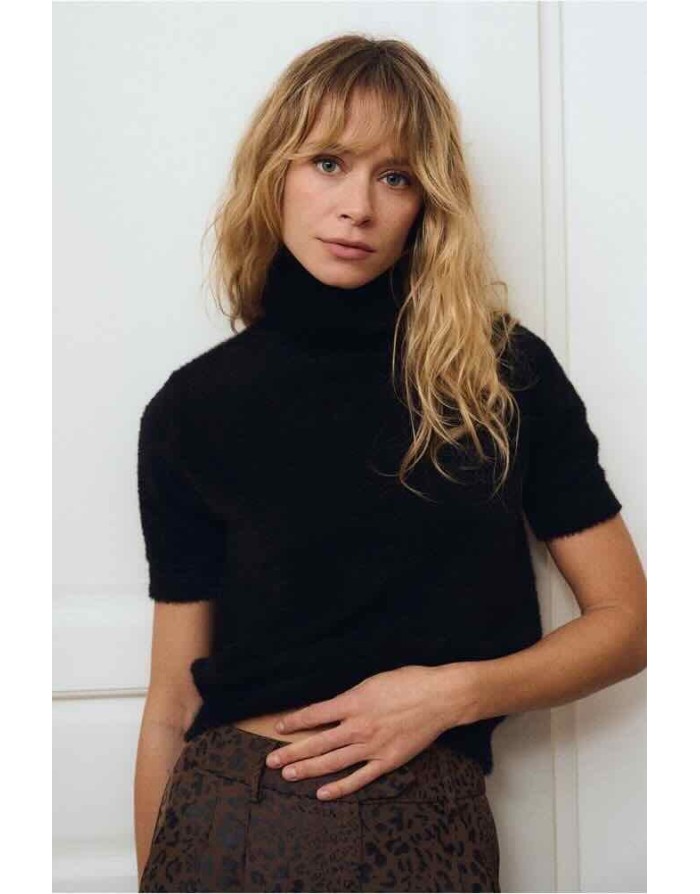 Pull manches courtes, maille duveteuse façon doudou, col roulé et coupe ajustée. Référence : LA2021EN