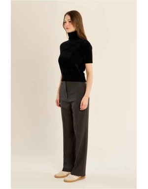 Pull manches courtes, maille duveteuse façon doudou, col roulé et coupe ajustée. Référence : LA2021EN