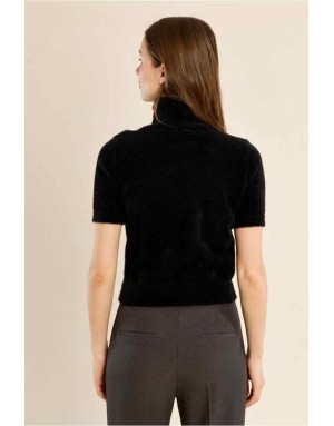 Pull manches courtes, maille duveteuse façon doudou, col roulé et coupe ajustée. Référence : LA2021EN