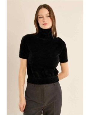 Pull manches courtes, maille duveteuse façon doudou, col roulé et coupe ajustée. Référence : LA2021EN
