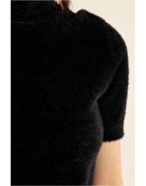 Pull manches courtes, maille duveteuse façon doudou, col roulé et coupe ajustée. Référence : LA2021EN