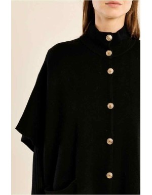 Cape maille noire, coupe large et rectangulaire, col montant et boutons dorés — Référence : LA1844EN