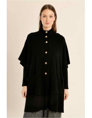 Cape maille noire, coupe large et rectangulaire, col montant et boutons dorés — Référence : LA1844EN