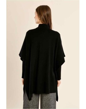 Cape maille noire, coupe large et rectangulaire, col montant et boutons dorés — Référence : LA1844EN
