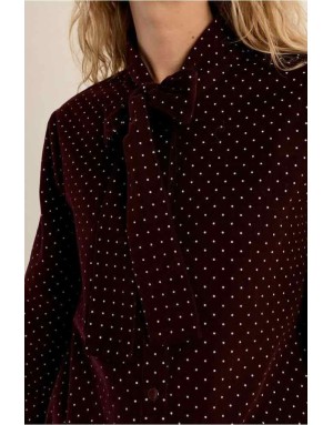 Chemise velours finement côtelé rouge foncé à pois, rehaussée d'un col lavallière — Référence : P1906EN