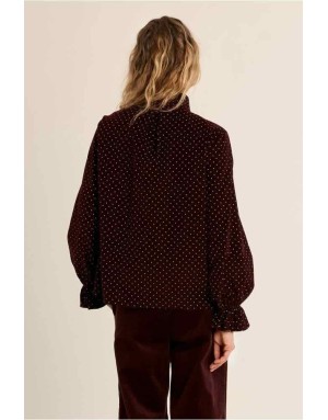 Chemise velours finement côtelé rouge foncé à pois, rehaussée d'un col lavallière — Référence : P1906EN