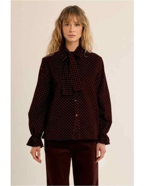 Chemise velours finement côtelé rouge foncé à pois, rehaussée d'un col lavallière — Référence : P1906EN
