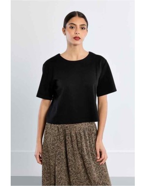Top court noir, boxy  — à associer au pantalon ou à la jupe assortis de la collection. Référence : LAL596EN